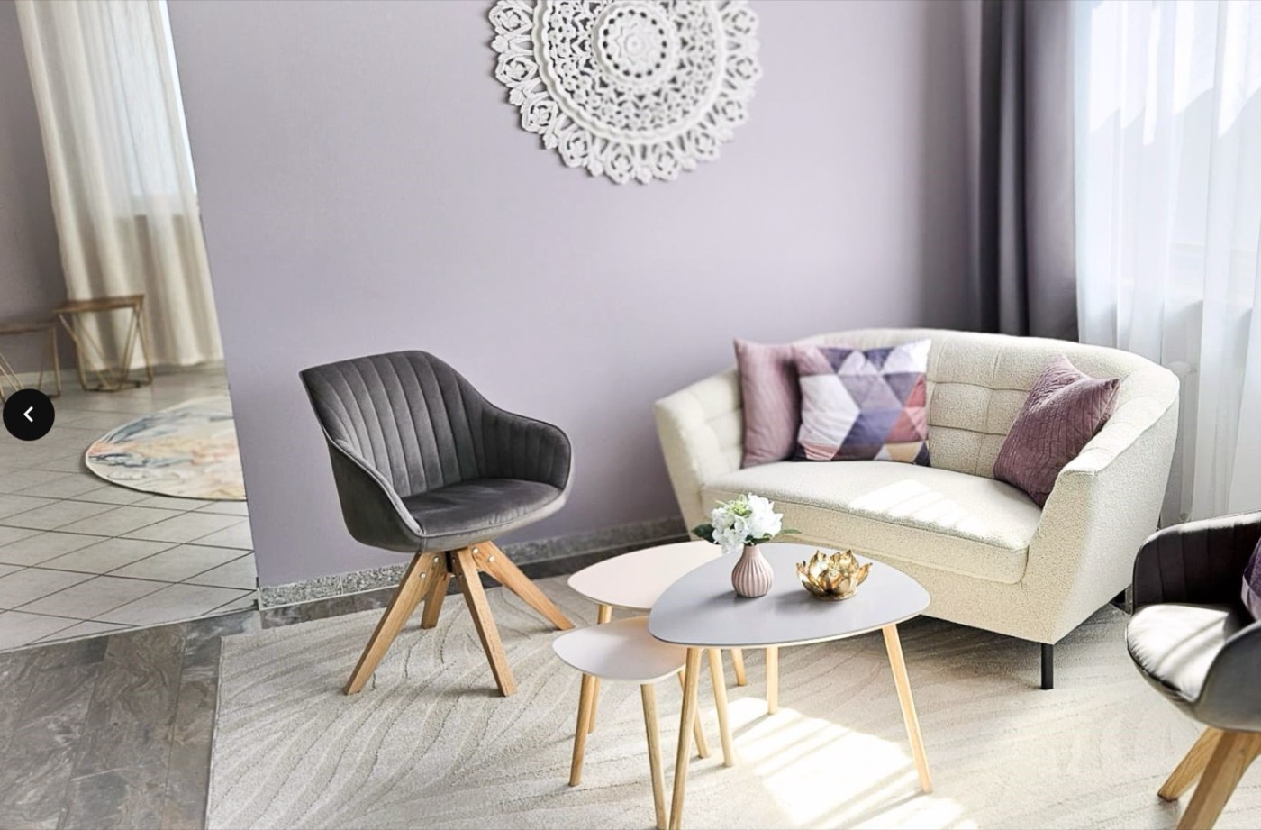 Sitzecke im Raum mit Sofa und Sesseln
